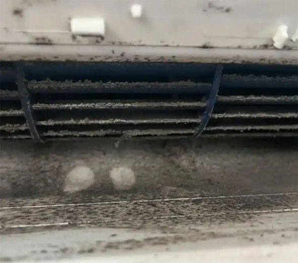 水城空调吹的风有股烧焦味是怎么回事